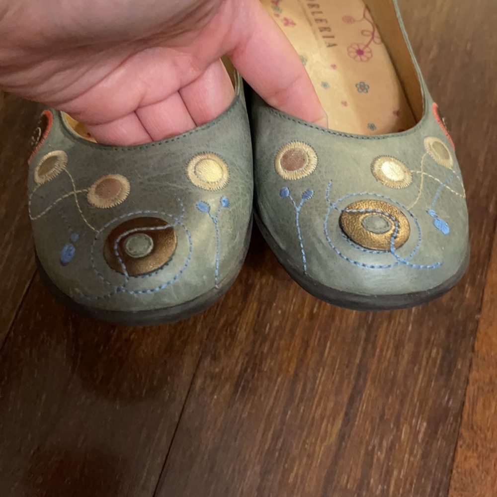 Playful embellished appliqués wedged shoes - Picture 11 of 12